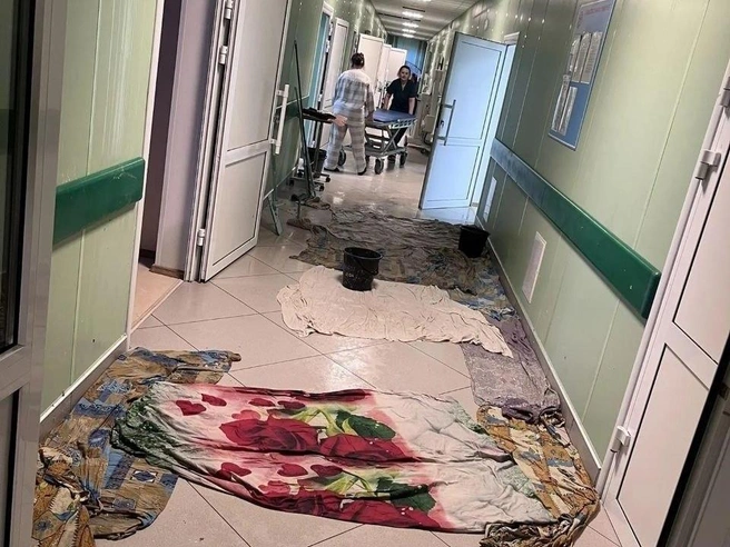 Протечка крыши произошла над коридором реанимационного отделения | Источник: «Типичный Асбест» / Vk.com