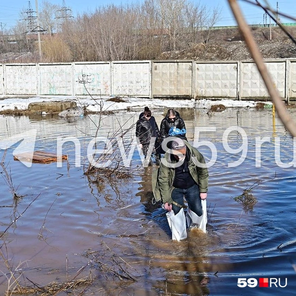 Люди надевают пакеты на ноги, чтобы не промочить обувь | Источник: Василина Любимова / 59.RU