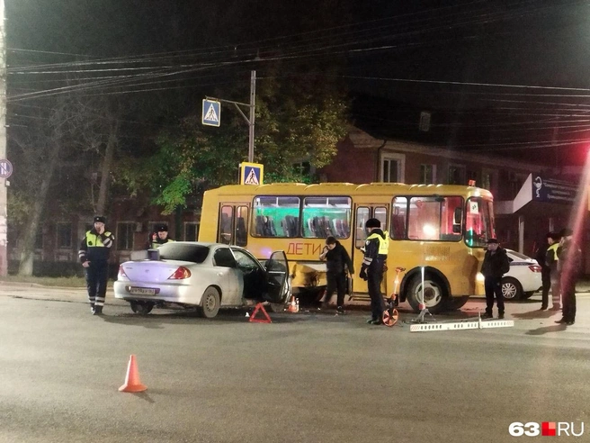 Помощь врачей потребовалась четырем детям, которые находились в автобусе. Еще трое пострадавших были в легковушке | Источник: Александра Исмайлова / 63.RU