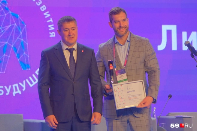 На форуме наградили Даниила Онискива, победившего в конкурсе «Лидер Пермского края» | Источник: Тимофей Калмаков / 59.RU 