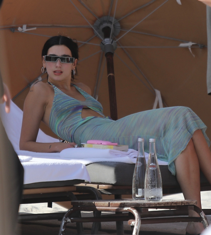 Мужчины не могут оторвать взгляда: Дуа Липа в прозрачном платье на пляже