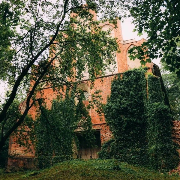 Кирха Домнау до «Хранителей руин» | Источник: «Хранители руин»