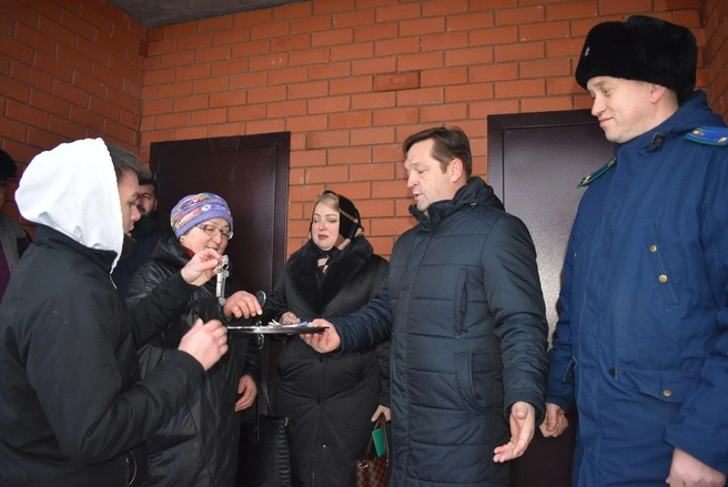 Зарипов (с подносом в руке) выдаёт ключи в декабре 2024 года | Источник: Артур Зарипов / Vk.com