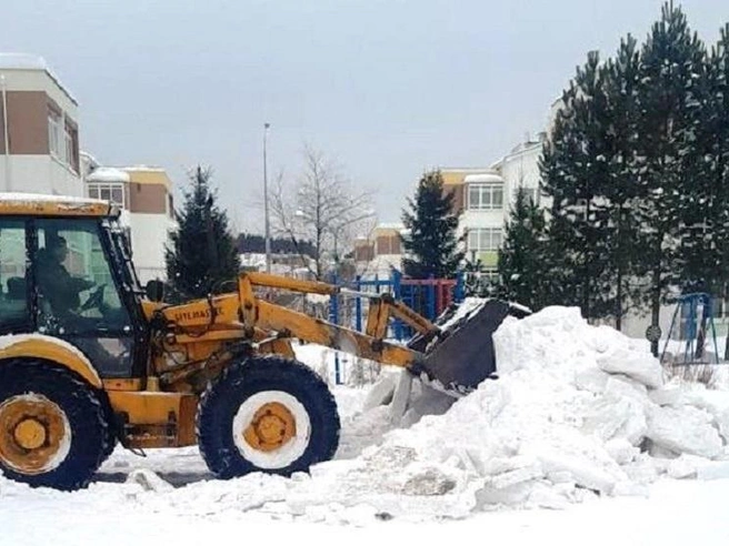 Екатеринбуржцы самостоятельно организовали вывоз снега с помощью трактора. | Источник: читатель E1.RU