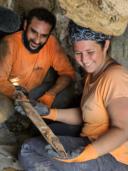 Надежно спрятали в пещере: в Израиле нашли 4 трофейных меча, которые повстанцы захватили у римлян