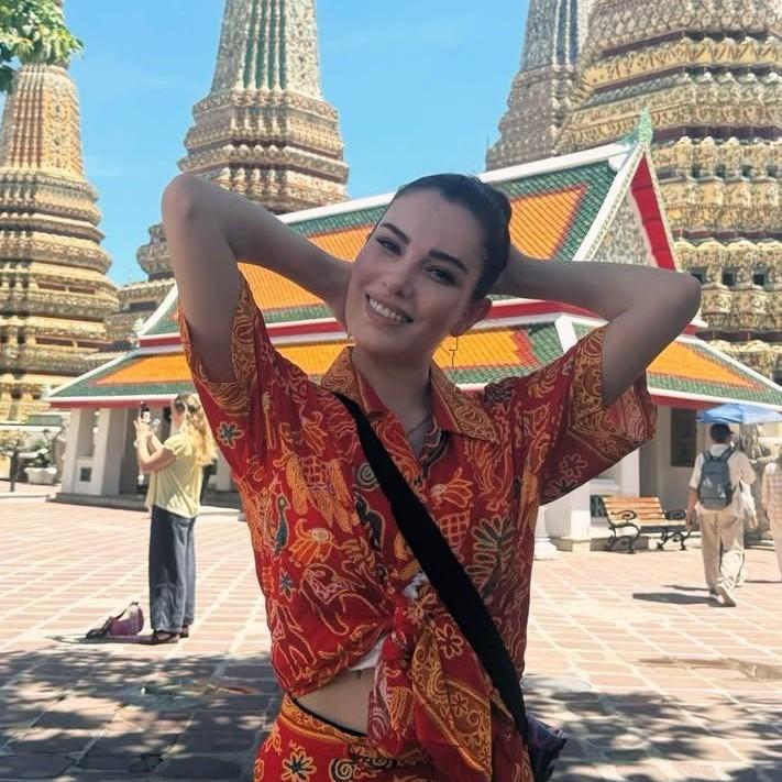 Танцевала под дождем в Таиланде, наслаждалась пиццей в Италии: последние фото Эдже Иртем, наполненные любовью к жизни