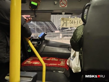 Коврик постелен не просто для уюта&nbsp;— на эту панель в час пик обязательно кто-то садится | Источник: Михаил Мечев / MSK1.RU