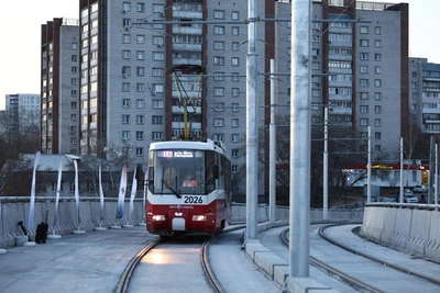 «Ровно, не трясет»: поездка на трамвае по эстакаде четвертого моста