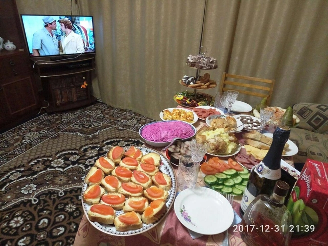 Стол Марины Замятиной