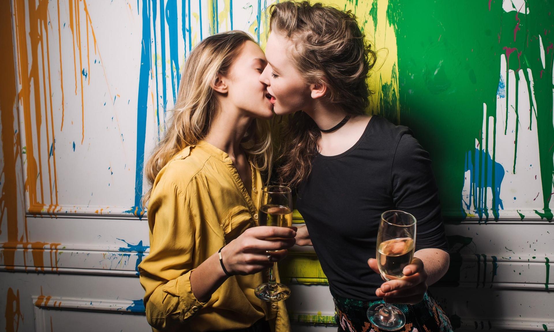 Порно видео Две девушки целуются без секса. Смотреть Две девушки целуются без секса онлайн