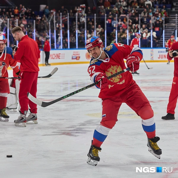 Наставники выполняли упражнения первыми | Источник: Александр Ощепков / NGS.RU