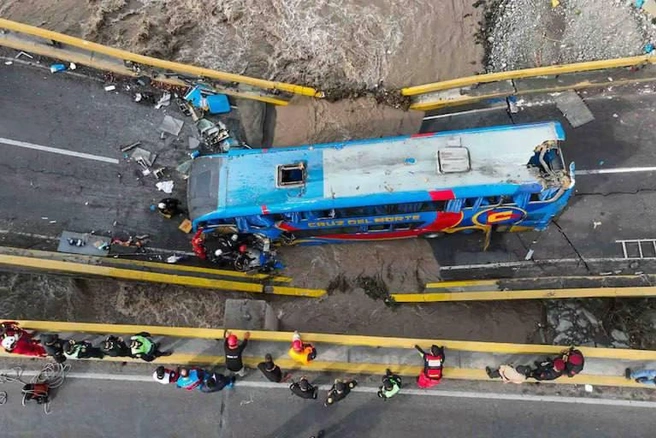 Людей пришлось доставать из воды | Источник: Renato Pajuelo / AFP