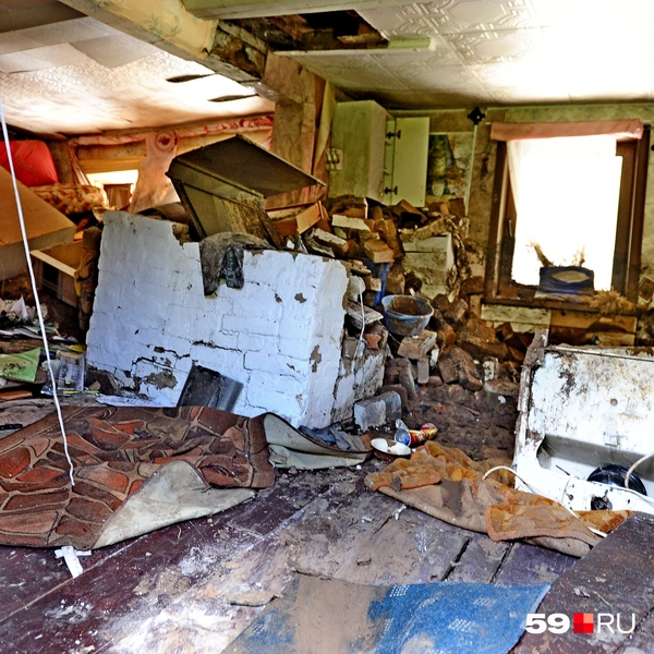 В доме рухнула печь: она стала разрушаться, когда дом поплыл в реку | Источник: Ирина Тропина / 59.RU 