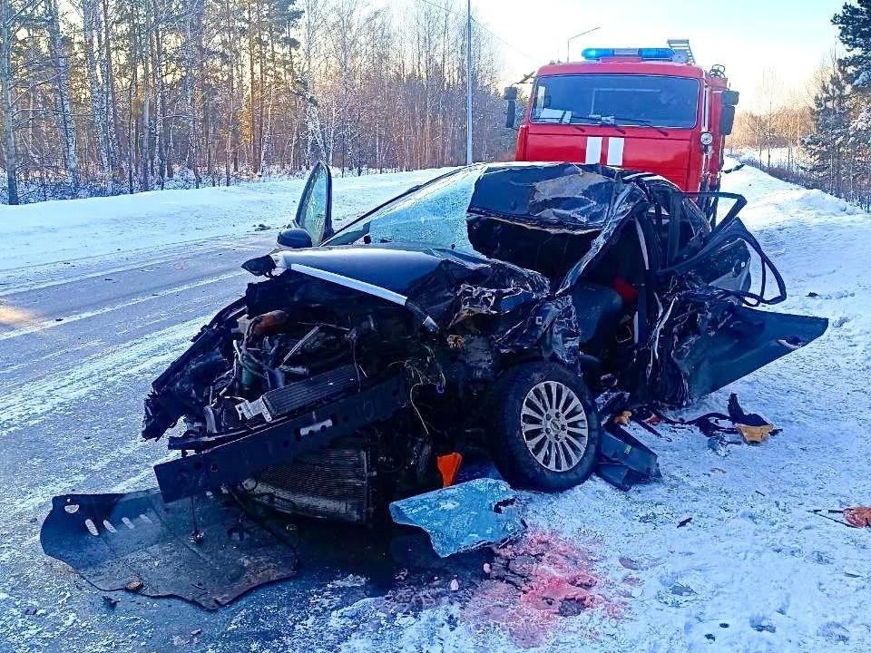 В Курганской области иномарка столкнулась с грузовиком