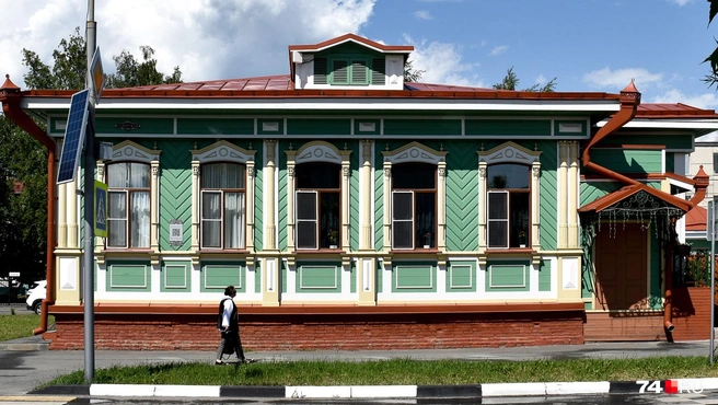 Кургану удалось сохранить много колоритных домов и сделать это в несколько хулиганской манере. В этом доме находится медцентр | Источник: Артем Краснов / 74.RU
