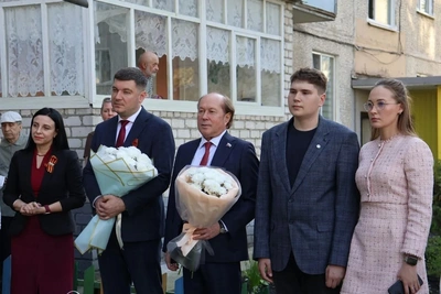 У дома ветерана ВОВ Ивана Гуськова прошел парад Победы