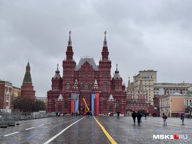 На Красной площади ведут строительные работы к параду в честь 81-й годовщины Победы в ВОВ  | Источник: Дмитрий Толстошеев / MSK1.RU