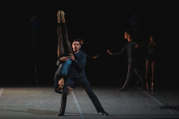 Сцена из балета «Падал прошлогодний снег» | Источник: Пермский театр оперы и балета, Андрей Чунтомов