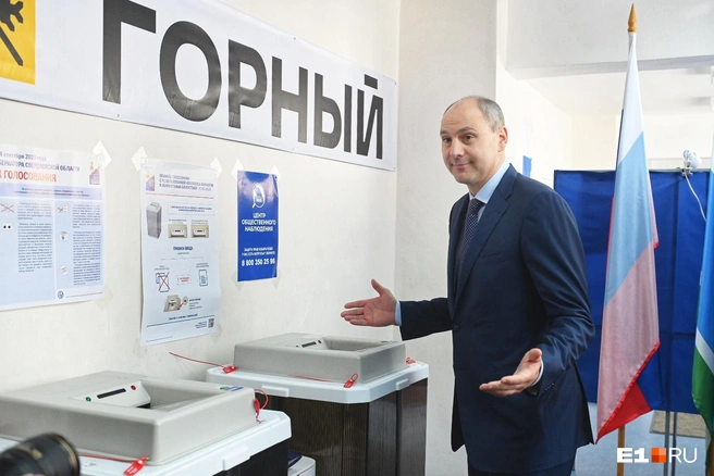 Денис Паслер проголосовал в общежитии Уральского горного университета, который когда-то окончил, а потом для него провели экскурсию | Источник: Дмитрий Емельянов / E1.RU
