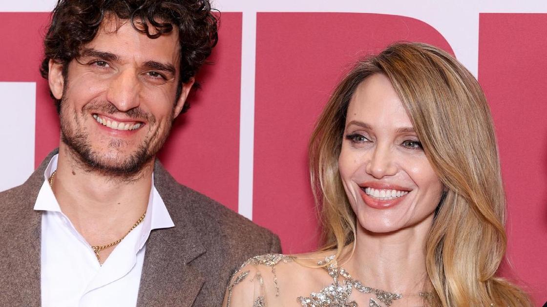 Красиво обнаженная Джоли в объятиях Гарреля сияла на премьере &laquo;Кутюра&raquo;