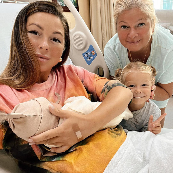 Нюша опубликовала серию милых фотографий с новорожденным сыном
