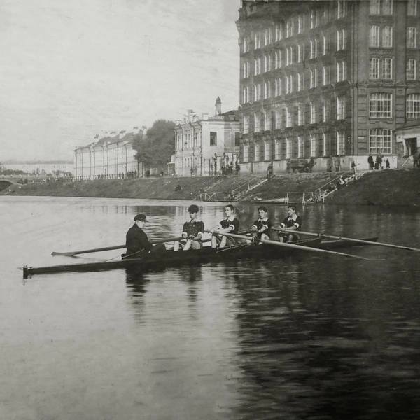 На Водоотводном канале регулярно проходили тренировки гребцов. На фото&nbsp;— лодка-четверка у Якиманской набережной, 1925 год | Источник: pastvu.com