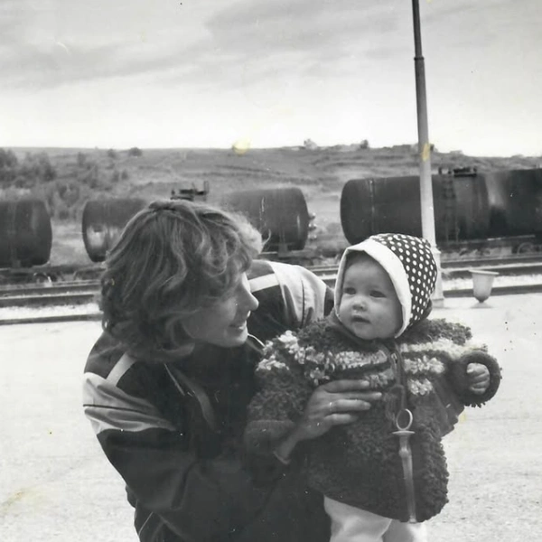 Маленькая Катя с мамой Галиной Карповской | Источник: Katerinashpitsa / Telegram