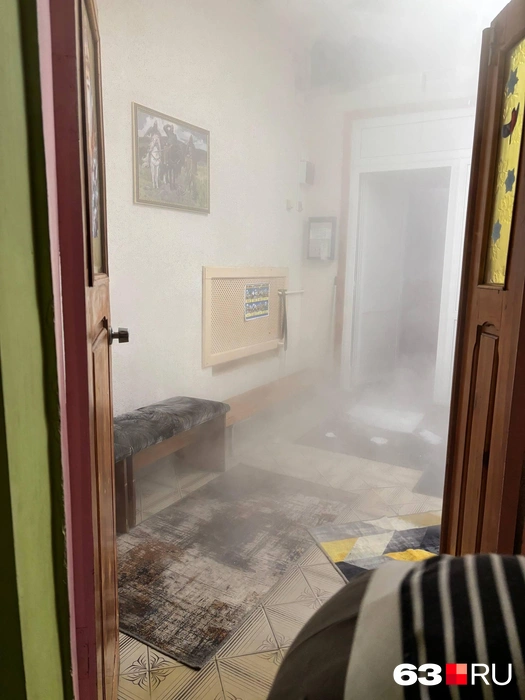Помещения заволокло паром, начала прибывать вода | Источник: читатель 63.RU