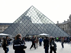 Двое грабителей Лувра задержаны — им помогал охранник