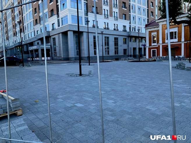 Если глянуть на панорамы этого места в 2011 году, то можно заметить столпотворение пазиков