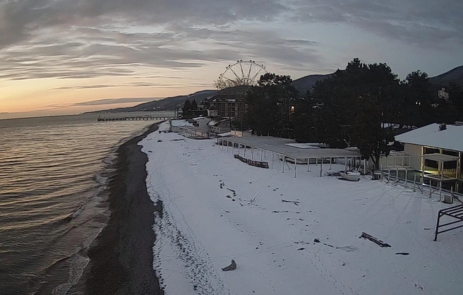Картинка с веб-камеры, направленной на пляж в Лазаревском | Источник: sochi.camera