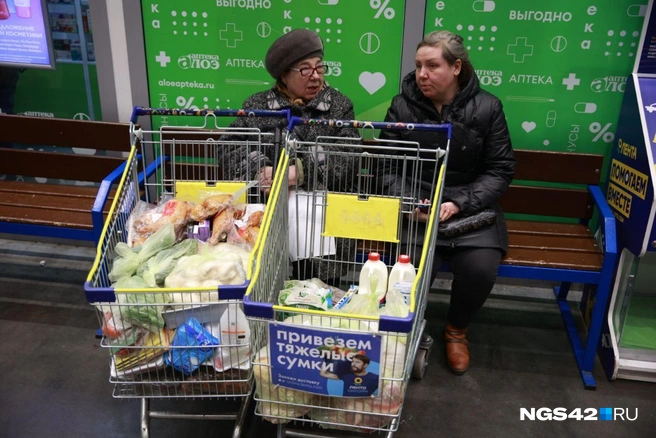 Купить всё необходимое&nbsp;— полдела, куда сложнее доставить тяжеленные сумки домой | Источник: Максим Серков / NGS42.RU