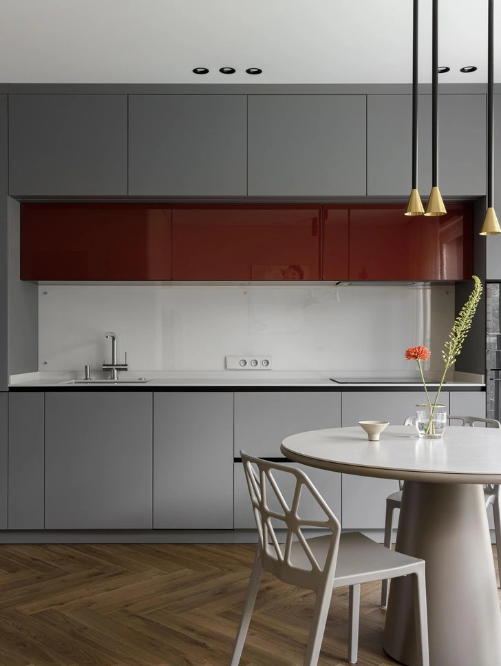 Кухонный гарнитур выполнен на заказ по эскизам дизайнера. Мойка, смеситель, дозатор, Omoikiri. Измельчитель, Bone Crusher.  | Источник: Елизавета Гуровская. Стиль: Анна Стрижак