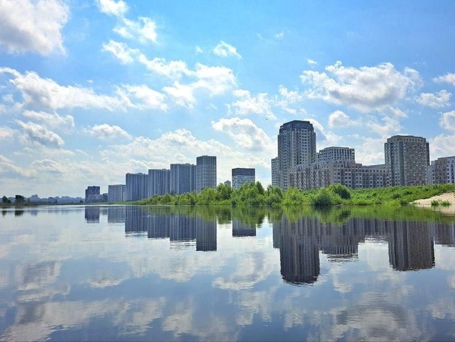 Городские пейзажи с реки. | Источник: Евгений Рубе
