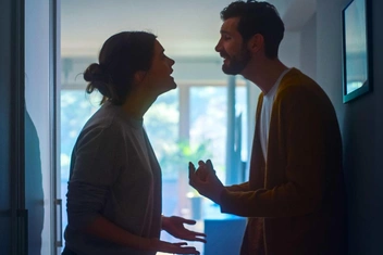 «Родился сын — и я год жила в аду, а муж спал до обеда и развлекался. Я его разлюбила»