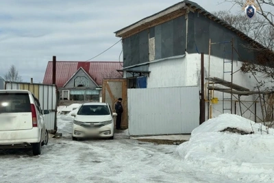 В Южно-Сахалинске расследуют смерть мужчины в гараже