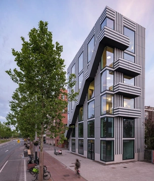 Дом с монохромным принтом на основе шрифта в Амстердаме