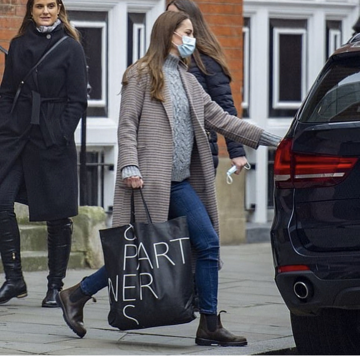 Кейт Миддлтон в повседневном нежно-голубом свитере с косами ходит за покупками в Лондоне, как ни в чем не бывало