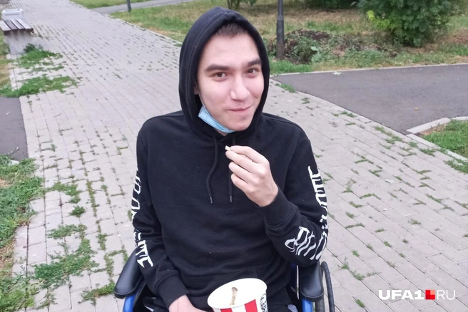 Пока что 17-летний парень прикован к инвалидной коляске | Источник: источник UFA1.RU