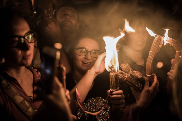 Православные ждут схождение Благодатного огня
