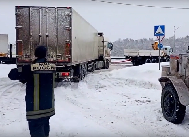 Сотрудники ведомства помогли эвакуировать один из автомобилей | Источник: ГУ МЧС по Нижегородской области