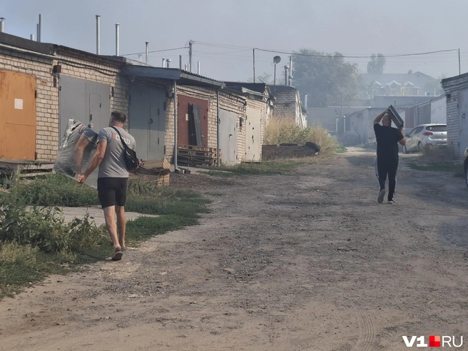 А кто-то просто старался унести подальше от огня | Источник: Тимофей Крылов / V1.RU