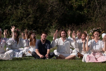 Как тип привязанности защищает нас от попадания в секту