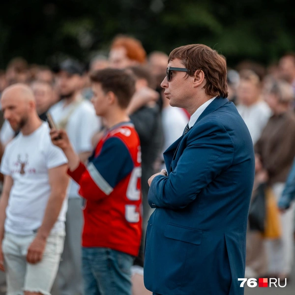 Не у всех было время облачиться в атрибутику. Главное&nbsp;— успел на матч! | Источник: Александр Куренной / 76.RU