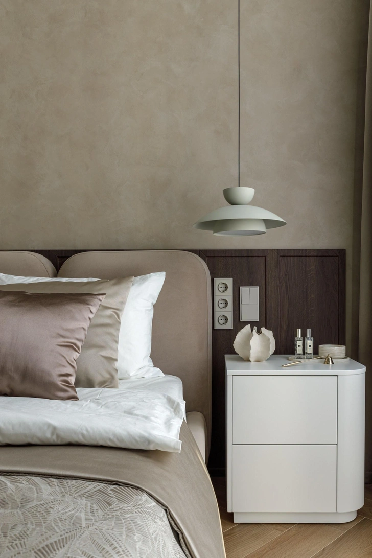 Текстиль Muara, Deco Home Astana. Кровать, Sabali. Декоративный свет, Velvet Designstore. Декор, Decor room Almaty. Прикроватная тумба, Velvet Designstore. | Источник: Мила Лотоцкая. Стиль: Сая Данияр