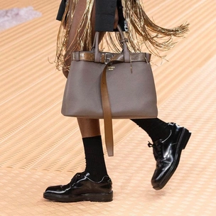 В Казахстане в продажу уже поступила сумка Prada Buckle, выхода которой ждет весь мир