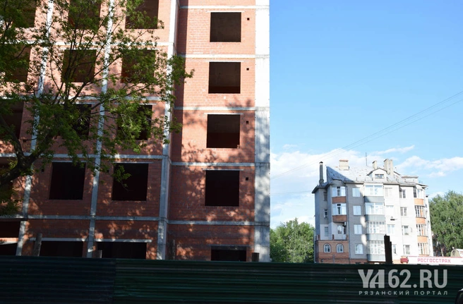 Новостройка на Фирсова закрывает старую пятиэтажку от света