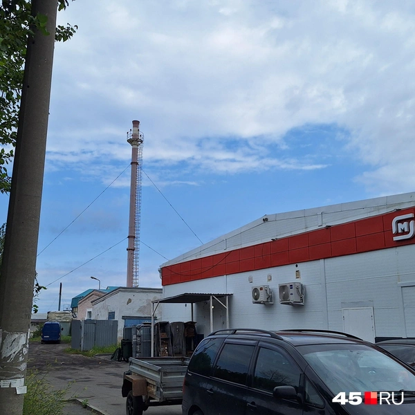 Об общественной бане, стоявшей здесь, напоминает только труба котельной  | Источник: Александр Лисихин /45.ru