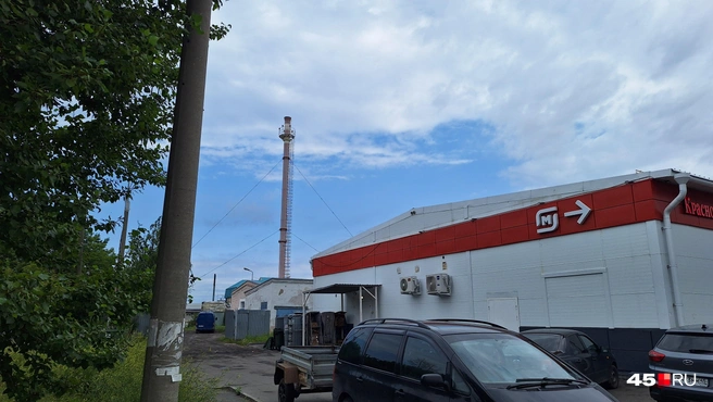 Об общественной бане, стоявшей здесь, напоминает только труба котельной  | Источник: Александр Лисихин / 45.RU