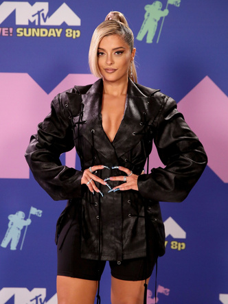 MTV Video Music Awards 2020: лучшие и худшие наряды звезд на красной дорожке